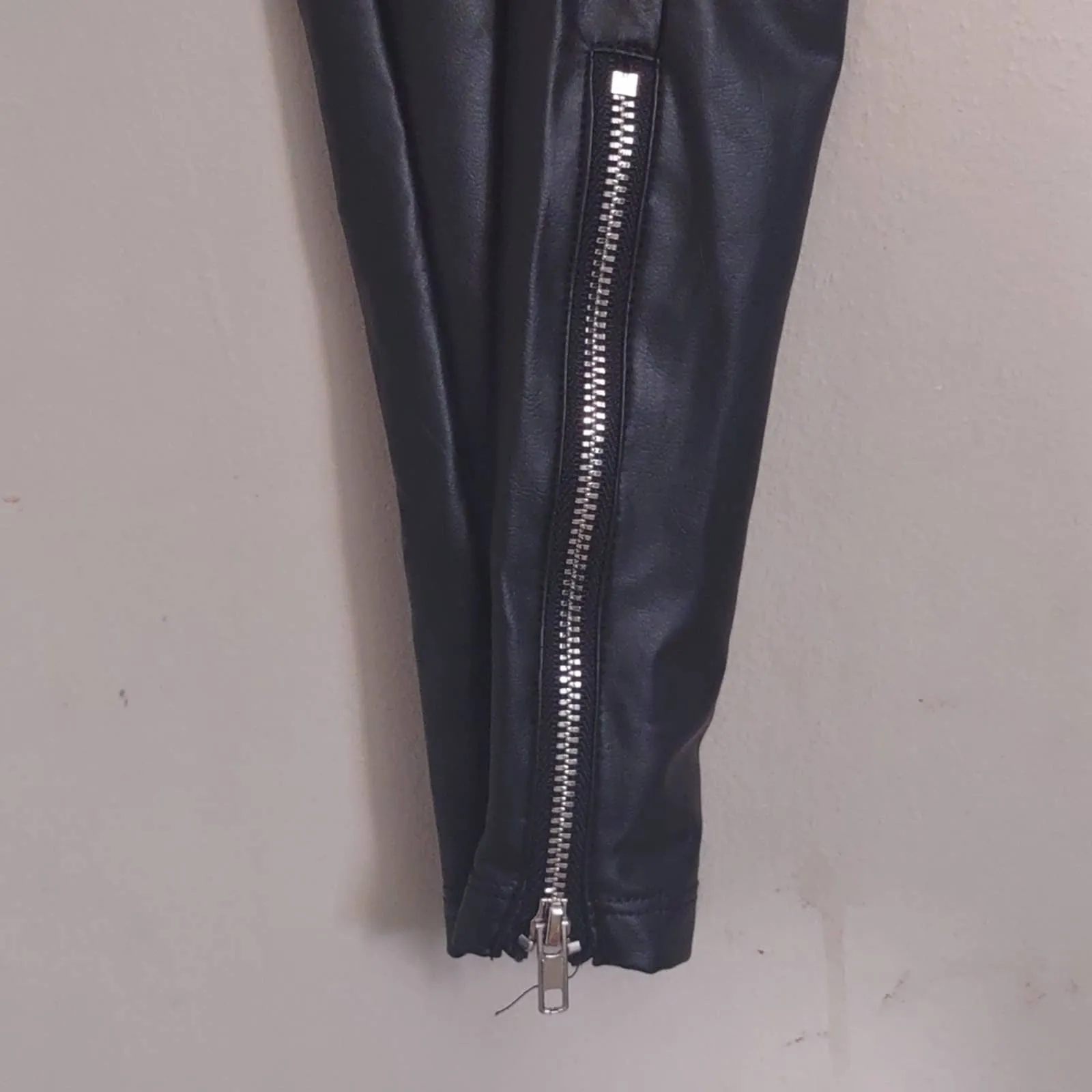 Yummie Faux Leather Leggings with Ankle Zipper Black